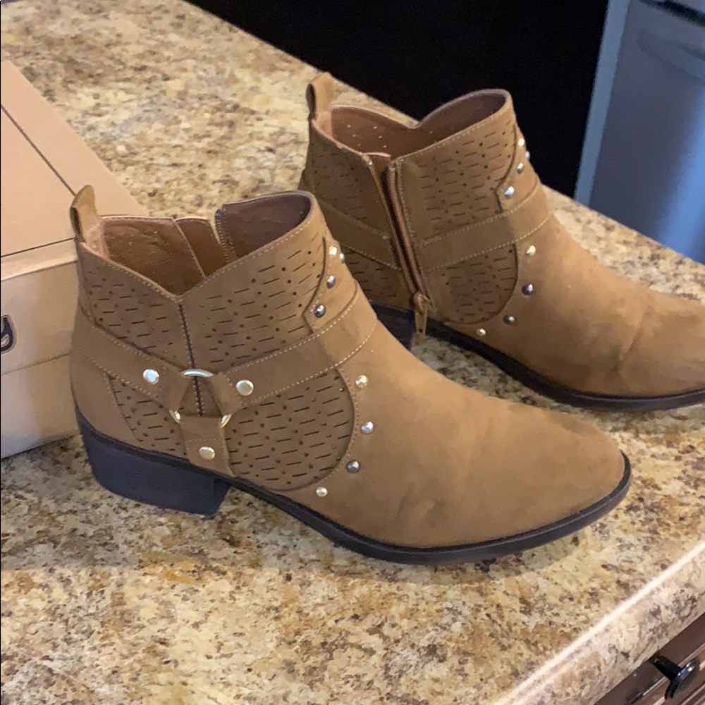 Size 9.5 new brown suede booties!
